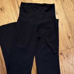 American Tall. NWT. SIZE SMALL EXTRA TALL.
High-Waist Black Leggings😊